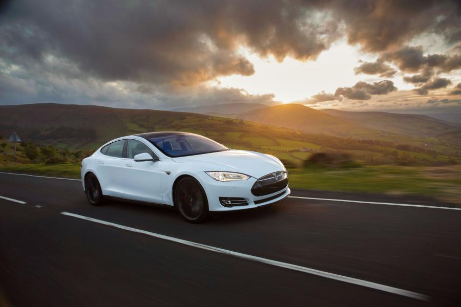  Tesla Model S P85+ 2014 года  (UK) (фото 21 из 30)
